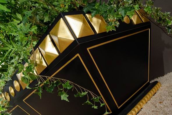 FLOWERS PIRAMID GOLD AND METALBLACK DETAIL 1.jpg