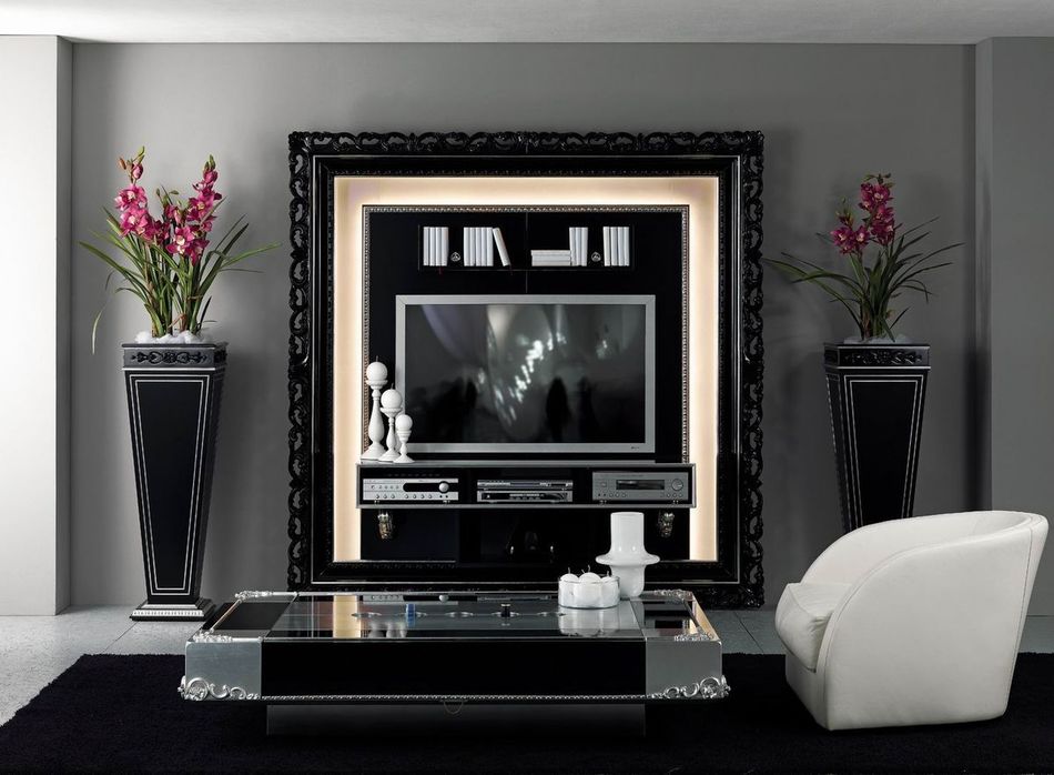 THE FRAME H.C.+VASES+CIAIKA BAROQUE.jpg