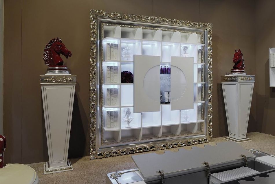 26-THE FRAME CONTAINER BAR+VASES 125 BAROQUE.jpg