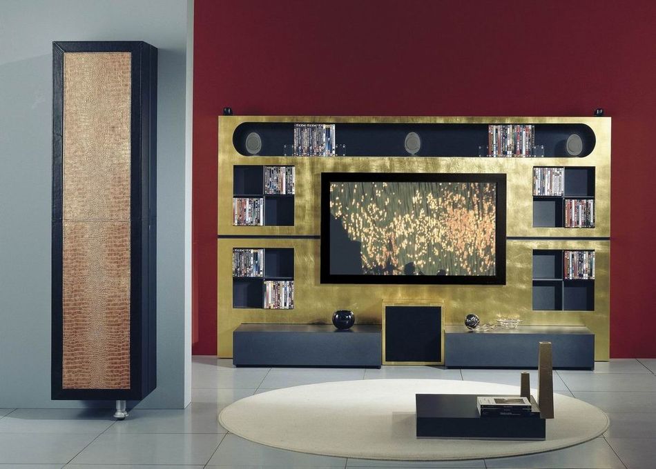 THE WALL H.C. GOLD+SCRIGNO GLAMOUR.jpg