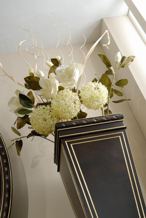 VASE CLASSIC BRONZE DETAIL 2.jpg
