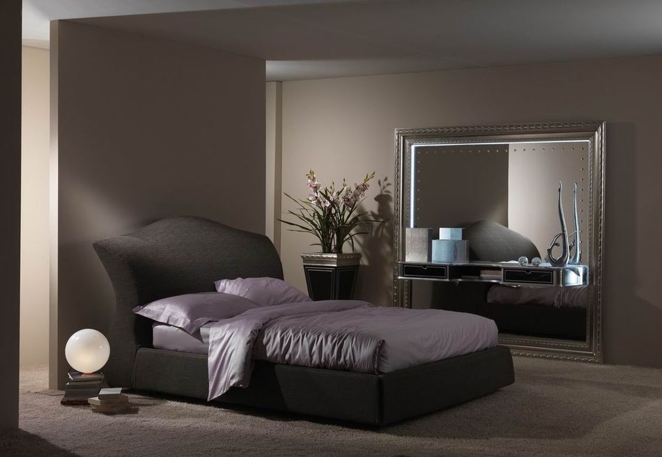 THE FRAME BIG MIRROR CLASSIC+VASE.JPG