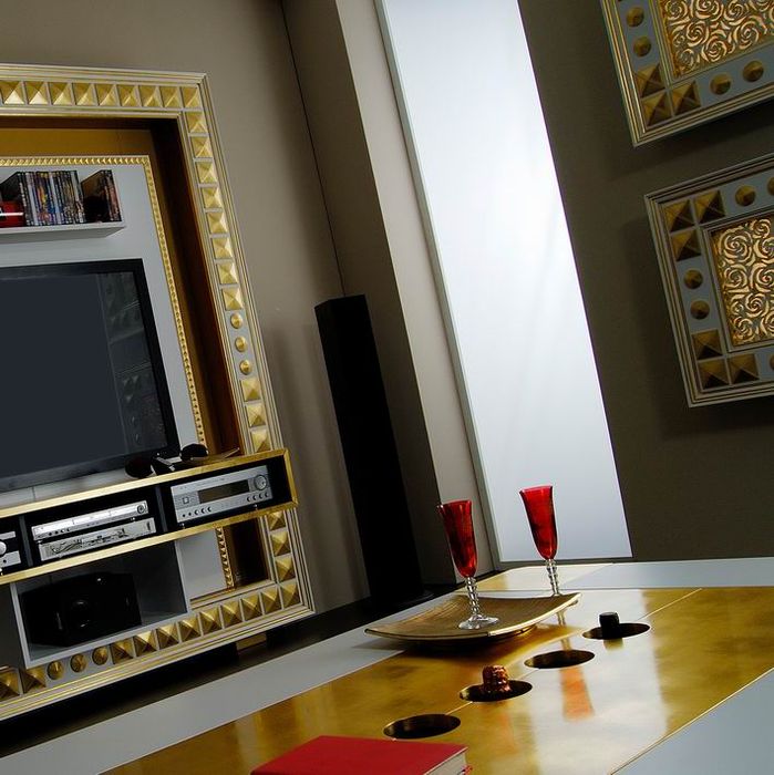 THE FRAME H.C.+BODY LIGHT PIRAMID GOLD AND WHITE DETAIL 1.jpg