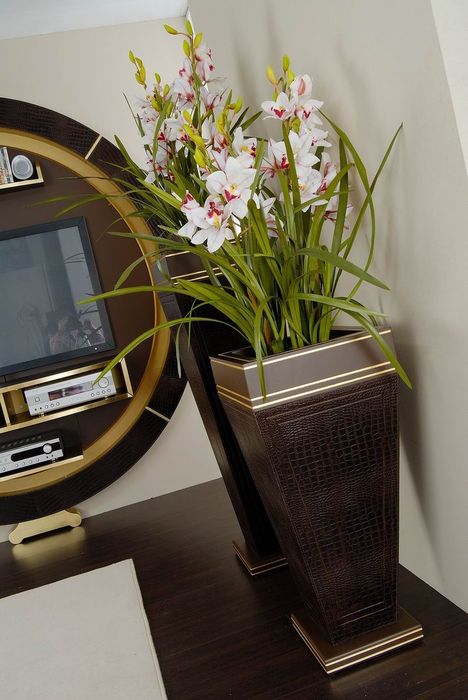 STAR GATE+VASE MODERN COCCO LEATHER DETAIL 1.jpg
