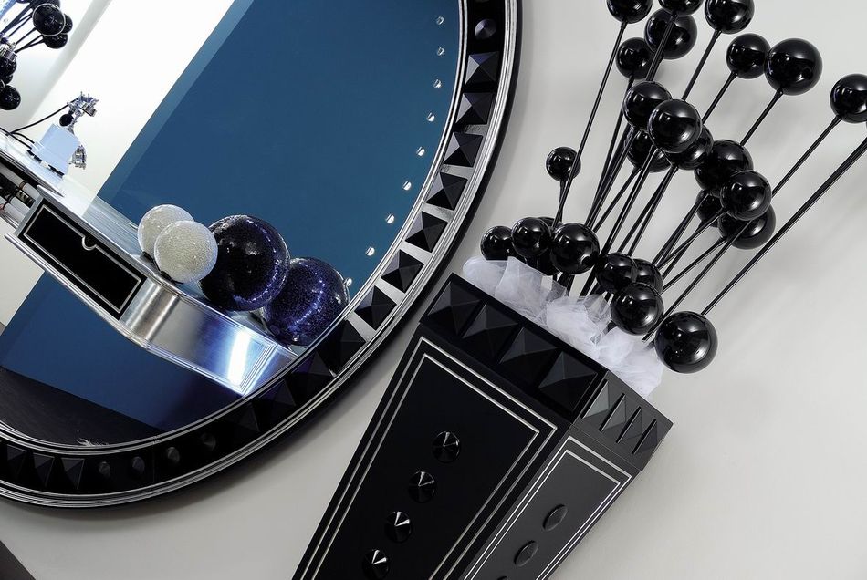 DETAIL STAR GATE BIG MIRROR+VASE PIRAMID.jpg